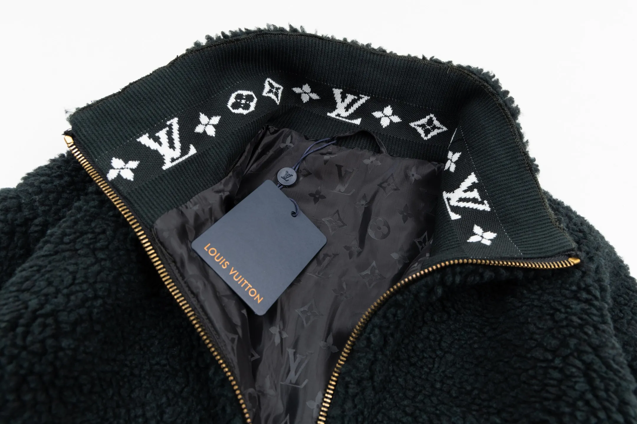 🅿️600 1v 26SS leather brand jacquard cuff Teddy jacket (green) The fabric is made of sheep wool blend, and the Damiel Buffalo plaid in the 2025 autumn and winter show is integrated with Monogram flowers, which can inject a trendy touch into the summer night look. Teddy fabric combines the durability of polyester, the softness and warmth of modacrylic fiber, and the natural comfort of sheep wool to create a highly practical fabric. Checkerboard checker-dyed wool lattice jacquard weaving. After weaving, the pieces are processed by various complex processes such as naps, carding, shearing, etc., to achieve a fluffy and dense texture that is not prone to lint and pilling. The fiber has high fiber strength and a smooth hand feel; the material has excellent rebound texture. Advanced dyeing knitted fabric, viscose fiber has high hygroscopicity, is easier to dye, and has better comfort. Cupro fiber has better abrasion resistance and fatigue resistance than viscose fiber, and has a higher water absorption than viscose fiber. It has a soft hand, soft luster and silky feel. Size:XS-S-M-L